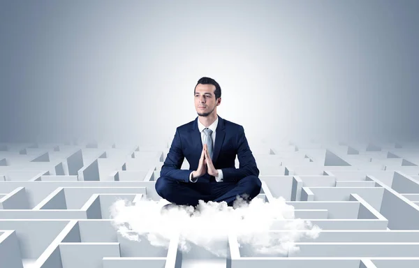 Επιχειρηματίας στοχάζεται πάνω σε ένα σύννεφο με λαβύρινθο έννοια — Φωτογραφία Αρχείου