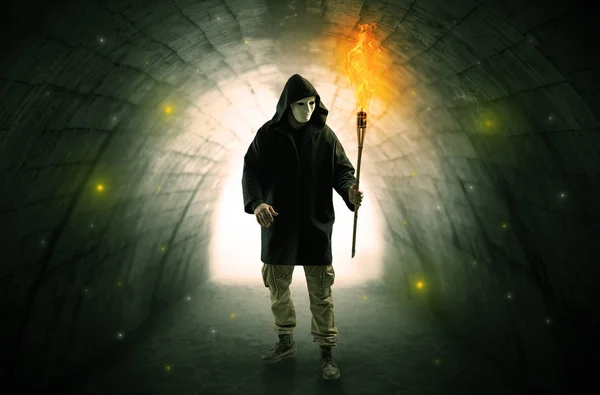 Karanlık bir tünelde flambeau yanma ile yürüyen adam — Stok fotoğraf