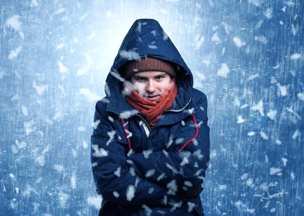 Beau garçon frissonnant à la tempête de neige concept — Photo