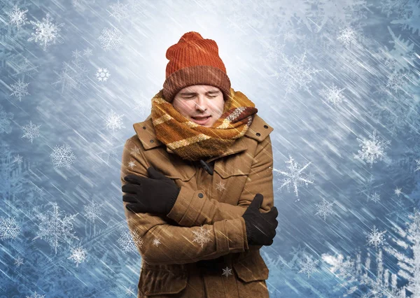 暖かい服とコンセプトを雪で凍結の少年 — ストック写真