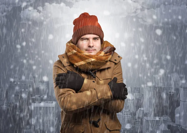 Chico congelándose en clima frío con concepto de ciudad — Foto de Stock