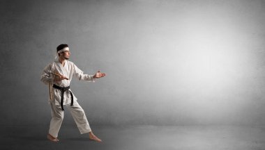 Boş bir alanda mücadele küçük karate adam
