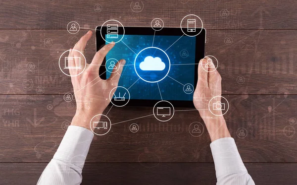 Hand met tablet met gecentraliseerde cloud computing systeemconcept — Stockfoto