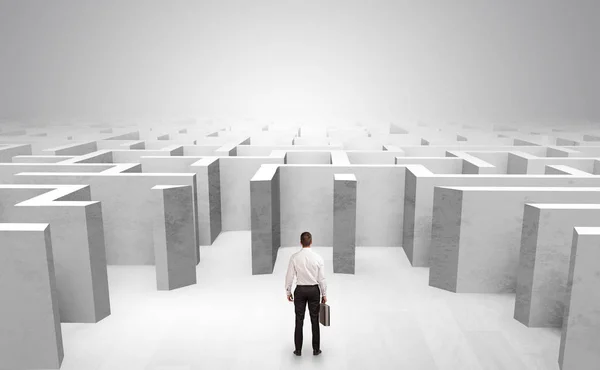 Empresário não pode decidir qual entrada ele escolheu fora do labirinto — Fotografia de Stock