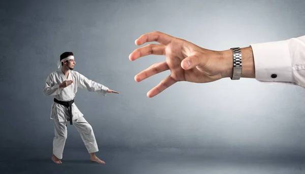 Büyük el küçük karate adam yakalama — Stok fotoğraf