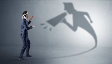 İşadamı otoriter gölgesini ile mücadele