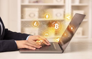 Bitcoin bağlantı ağı ve online kavramı ile dizüstü bilgisayar üzerinde çalışan iş kadın