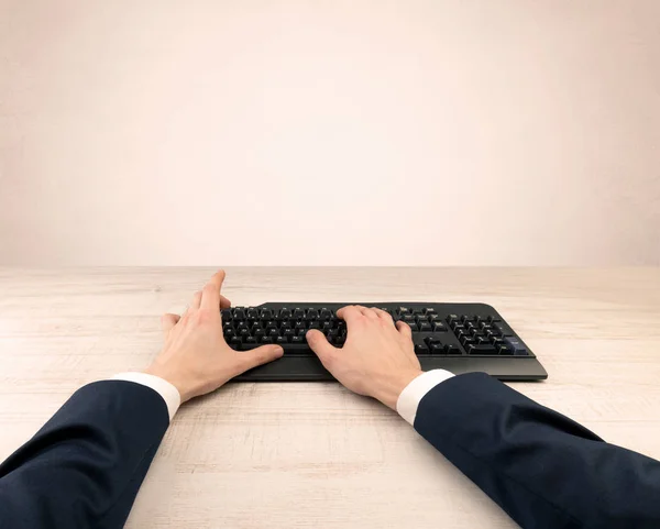 Elegante hombre de negocios mano escribiendo sobre fondo claro — Foto de Stock