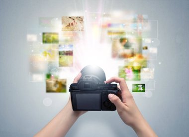 El yaşam olayları digital fotoğraf makinesi ile yakalar.