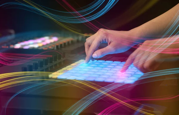 Змішування музики на контролері Midi з барвистою концепцією вібе — стокове фото