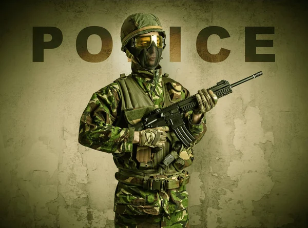 Armed soldier with damaged wall background — Stock Photo, Image
