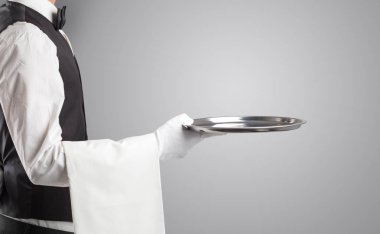 Beyaz eldiven ve çelik tepsi ile hizmet veren garson