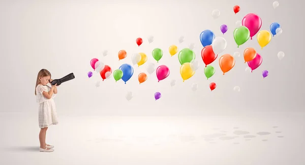 Niño mirando a través de spyglass a globos de aire —  Fotos de Stock