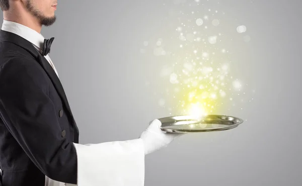 Σερβιτόρος που εξυπηρετούν μυστηριώδες φως στο δίσκο — Φωτογραφία Αρχείου