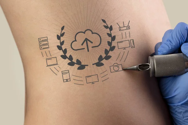 Tatuagem conceito de comunicação, liderança e criatividade em costas nuas — Fotografia de Stock