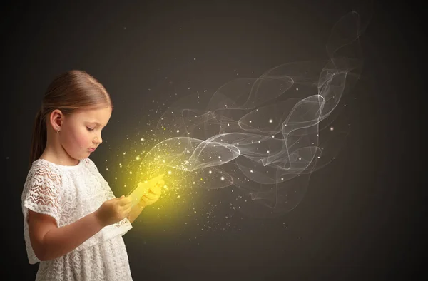Klein kind spelen op tablet van de glinsterende — Stockfoto