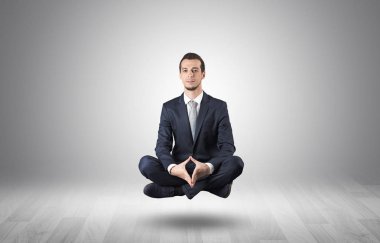 İşadamı bir boşluk kavramı içinde meditasyon