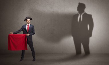 Boğa güreşçisi kavramı ve onun gölgesi arka planda ile işadamı