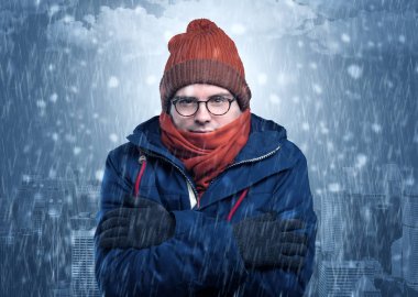 Şehir konsepti ile soğuk havalarda buz gibi çocuk