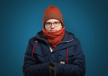 Yakışıklı çocuk sıcak giysiler içinde dondurma