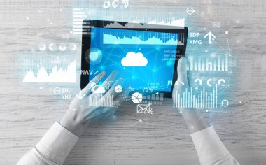 Tablet tutarak ve finantial rapor kavramı kontrol el