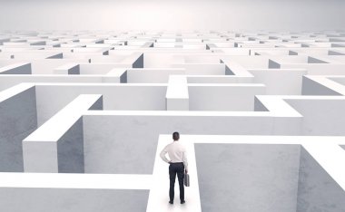 Bir labirentin ortasında küçük iş adamı