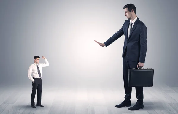 Empresário gigante com medo de pequeno empresário — Fotografia de Stock