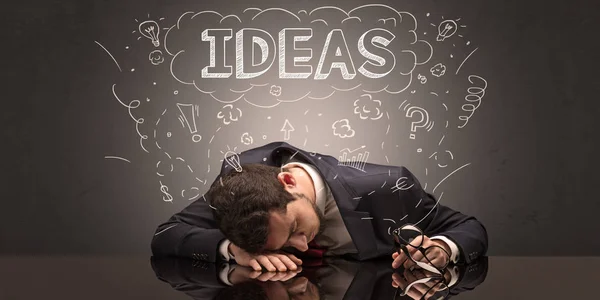 Affärsman somnade på sin arbetsplats med idéer, sömn och trött koncept — Stockfoto