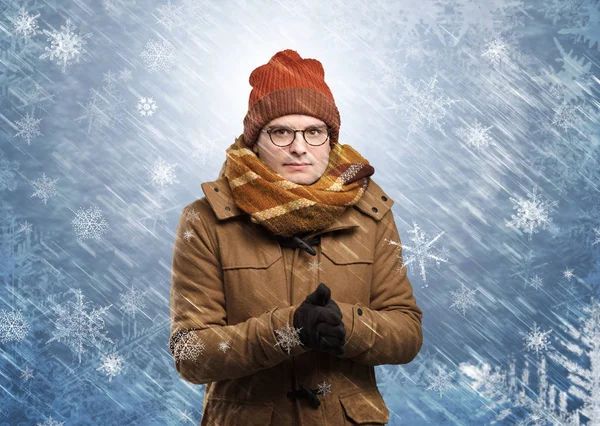 Хлопчик заморожується в теплому одязі та концепції снігу — стокове фото