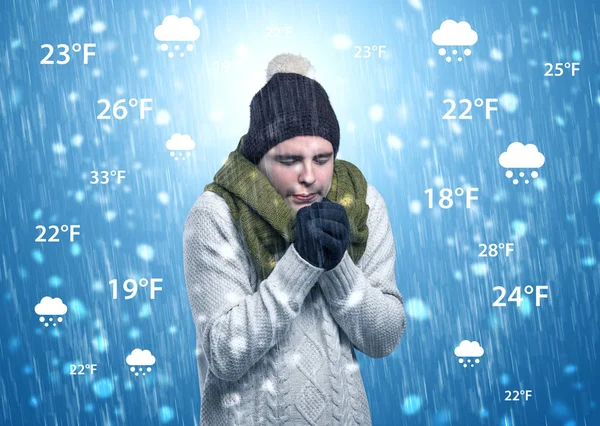 Мальчик замерзает в теплой одежде с погодными условиями — стоковое фото