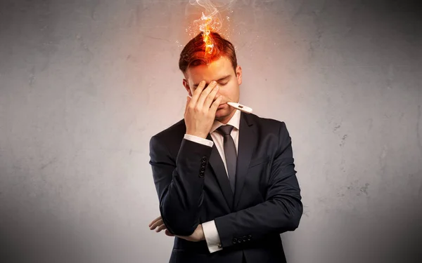 Hombre de negocios enfermo con concepto de cabeza ardiente —  Fotos de Stock