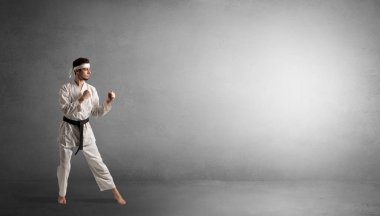 Boş bir alanda mücadele küçük karate adam