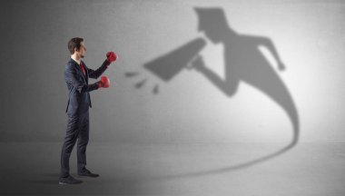 İşadamı otoriter gölgesini ile mücadele