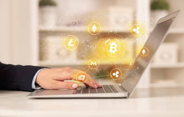 Bitcoin bağlantı ağı ve online kavramı ile dizüstü bilgisayar üzerinde çalışan iş kadın
