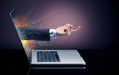 El dışında bir dizüstü bilgisayar