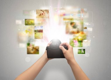 El yaşam olayları digital fotoğraf makinesi ile yakalar.