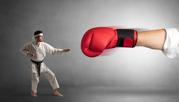 Pequeno homem lutando com grande luva de boxe vermelho — Fotografia de Stock