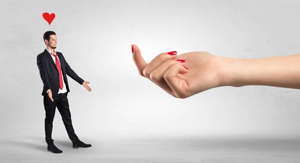 Große Hand, die Liebe Mann hetzt — Stockfoto