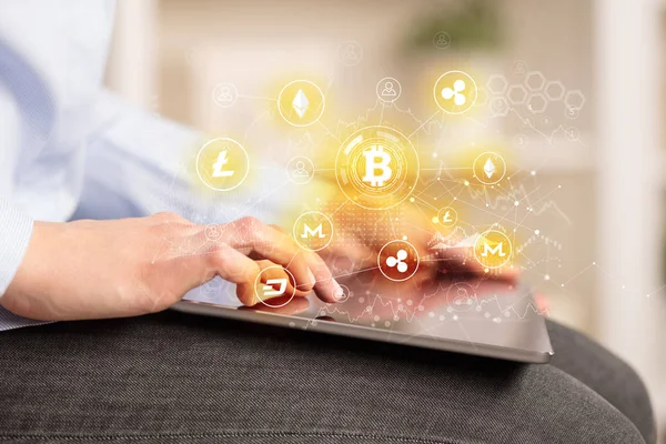 Mujer de negocios que utiliza la tableta con el concepto de red de enlace bitcoin — Foto de Stock
