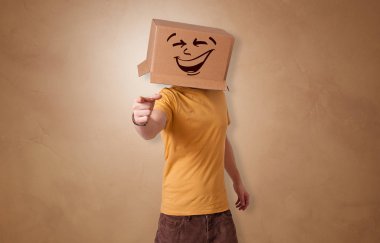 Mutlu karton kutu yüzü ile genç çocuk