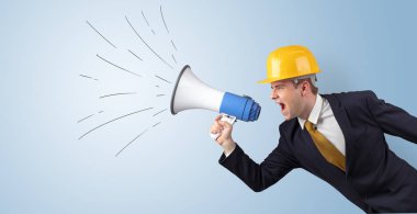 Genç Mimar megafon ile bağırıyor 