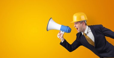 Genç Mimar megafon ile bağırıyor 