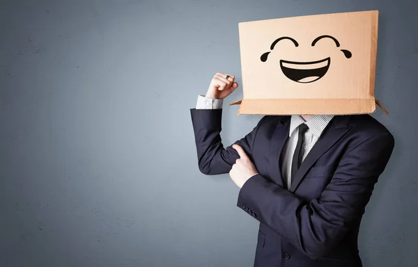 Legrační člověk usmívá s hlavou lepenkové krabice — Stock fotografie