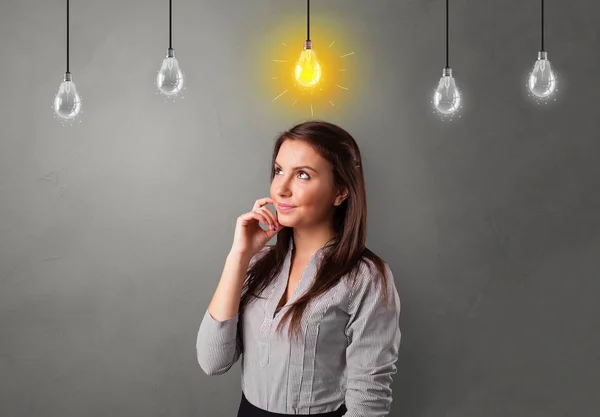 Junge Studentin auf der Suche nach neuer Idee — Stockfoto