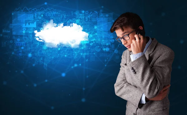 Persoon praten aan de telefoon met cloud technologie concept — Stockfoto