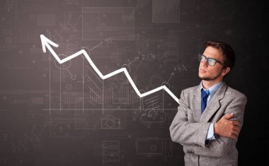 Artan grafik kavramı ile duran kişi