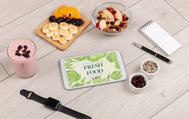 Masada taze yemek var.