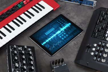 Müzik aletleri ve kayıt uygulaması ile tablet