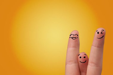Birbirinizi sevmeyi smiley parmak