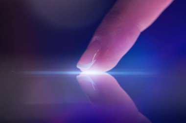 Tablet koyu arka plan ile dokunmadan parmak